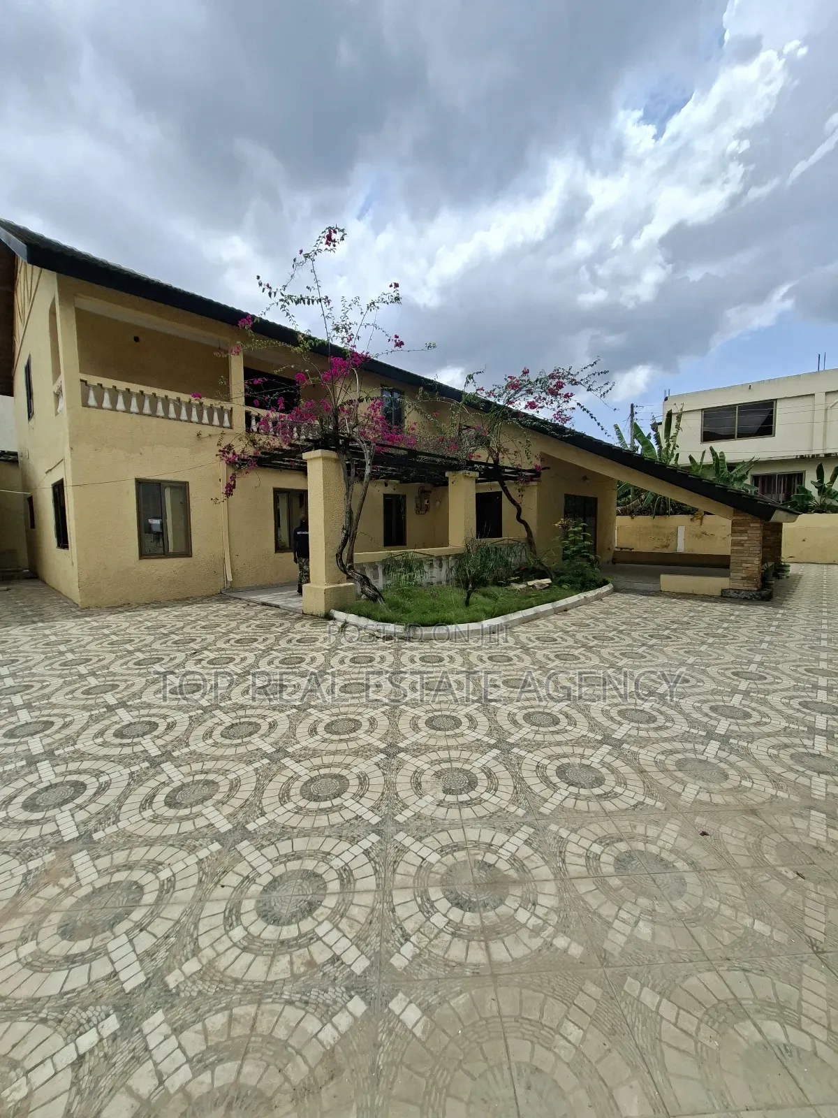 5bdrm Duplex in West Legon ,,, Medifem Area for rent