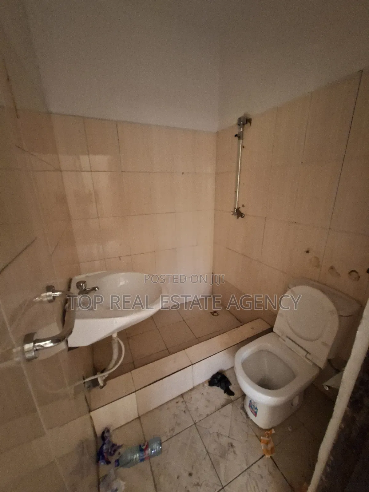 5bdrm Duplex in West Legon ,,, Medifem Area for rent