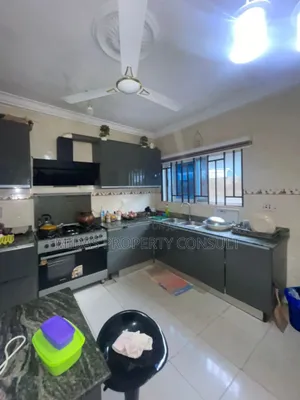 5bdrm House in 3 Junction, Amasaman for sale