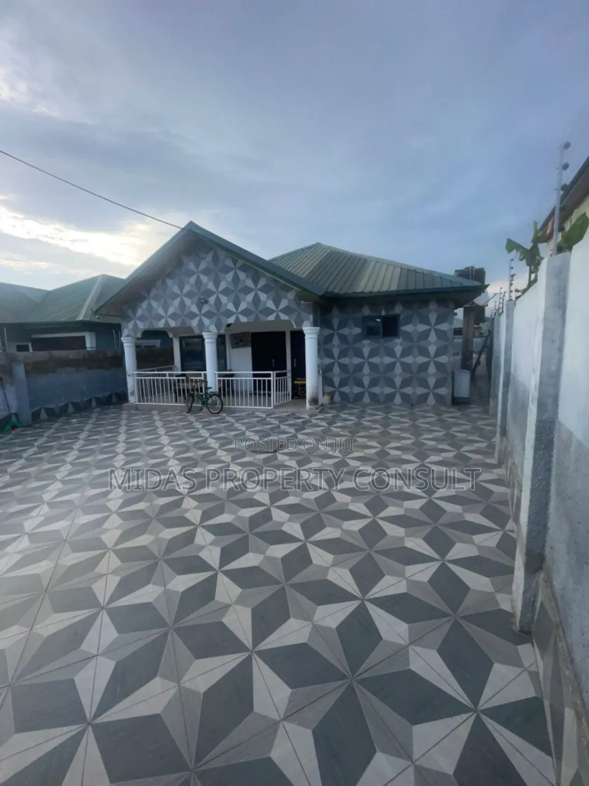 5bdrm House in 3 Junction, Amasaman for sale