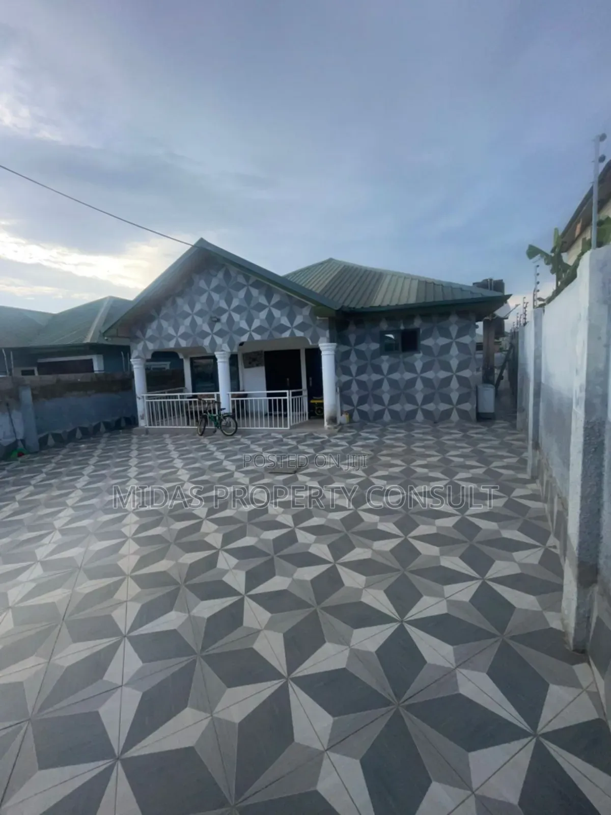 5bdrm House in 3 Junction, Amasaman for sale