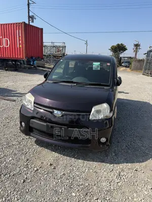 Toyota Sienta 1.5 AWD 2013 Maroon