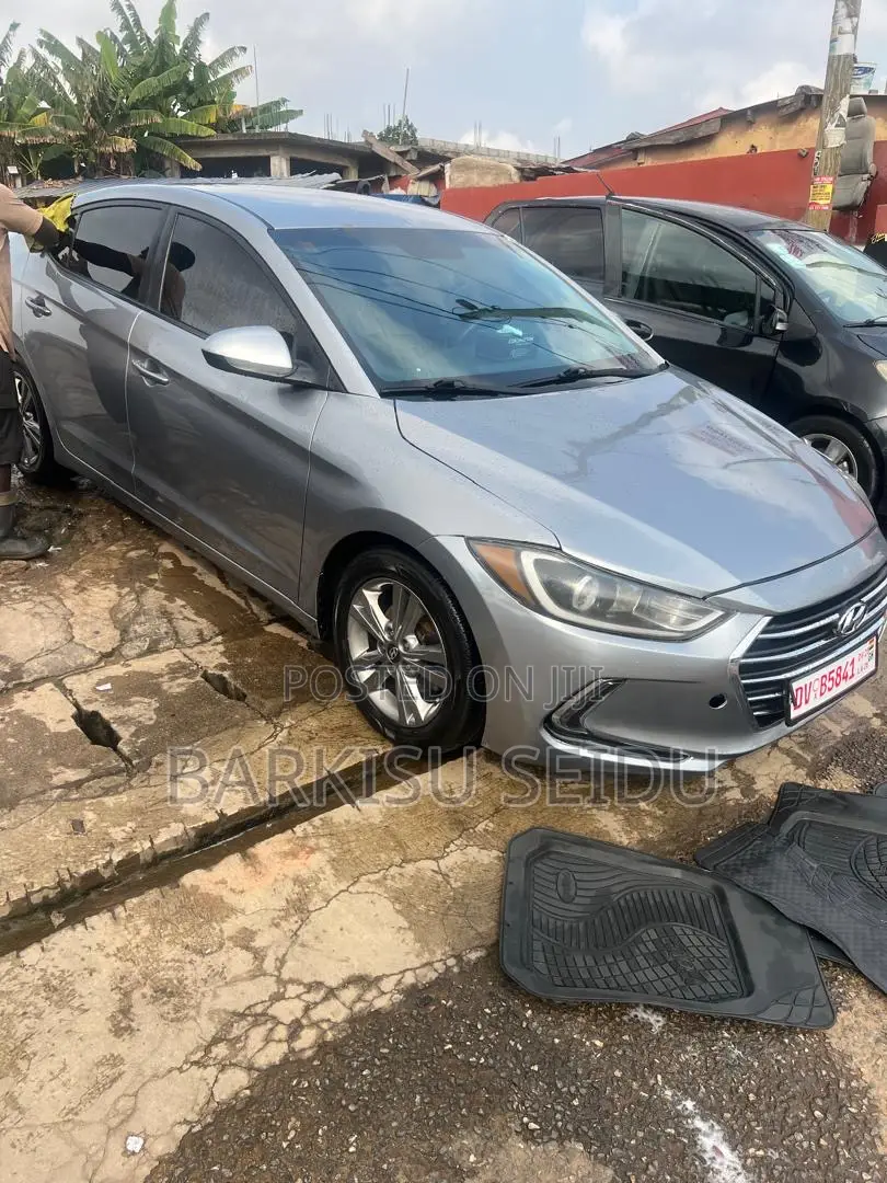 Hyundai Elantra SE Sedan FWD (2.0L 4cyl 6M) 2017 Silver