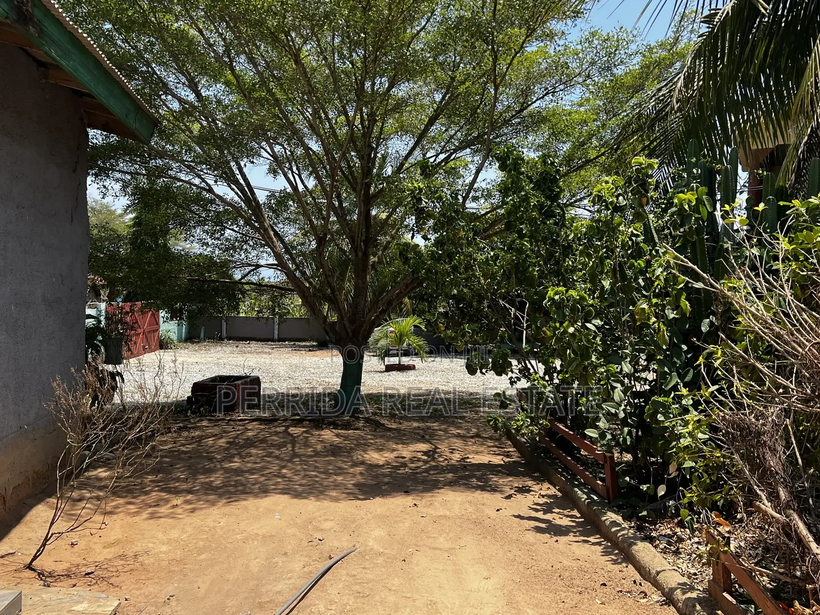10bdrm House in Accra Metropolitan for sale