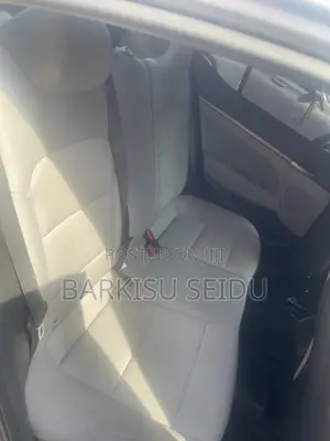 Hyundai Elantra SE Sedan FWD (2.0L 4cyl 6M) 2017 Silver