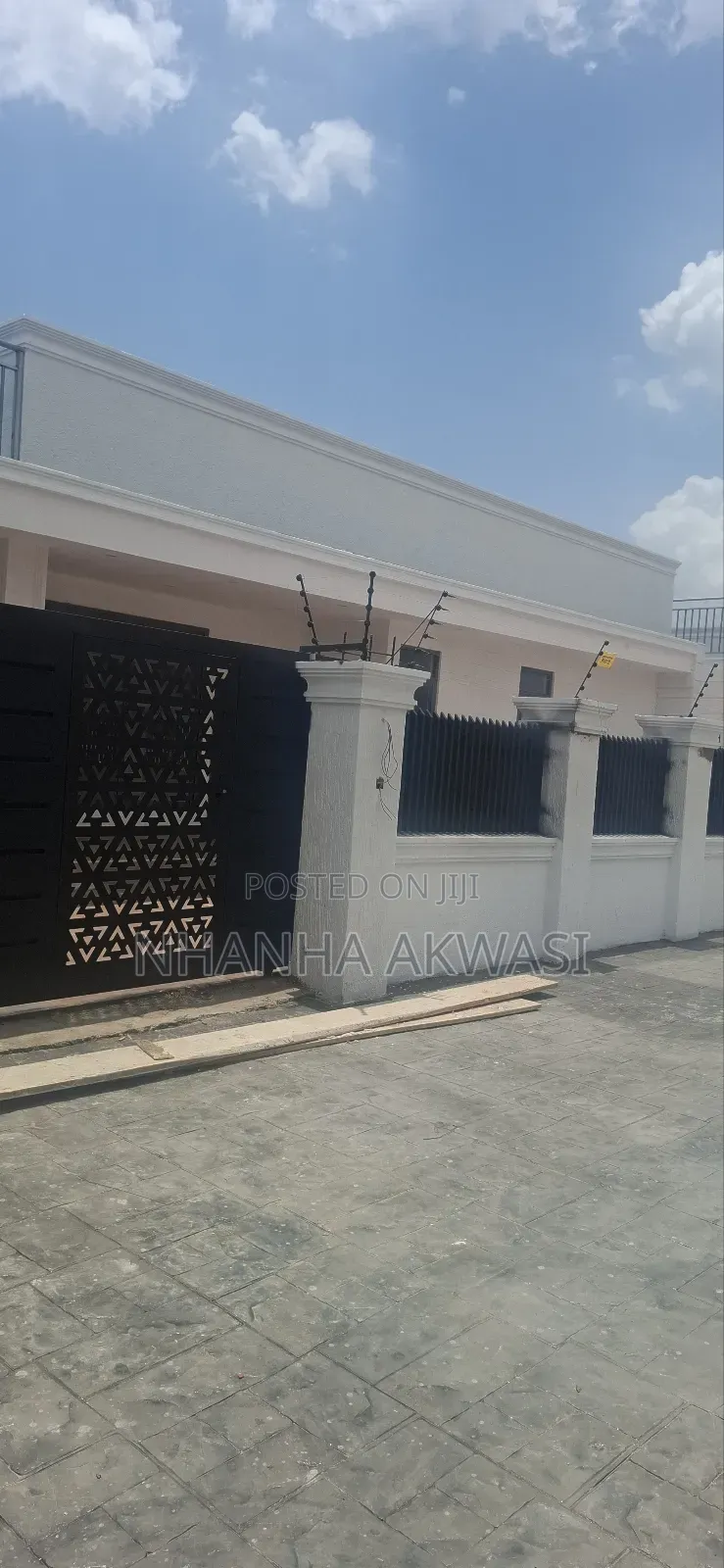 3bdrm House in Community 24, Tema Metropolitan for sale