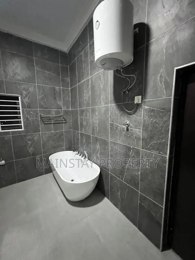 5bdrm House in Mainstay Estates, Achimota for sale