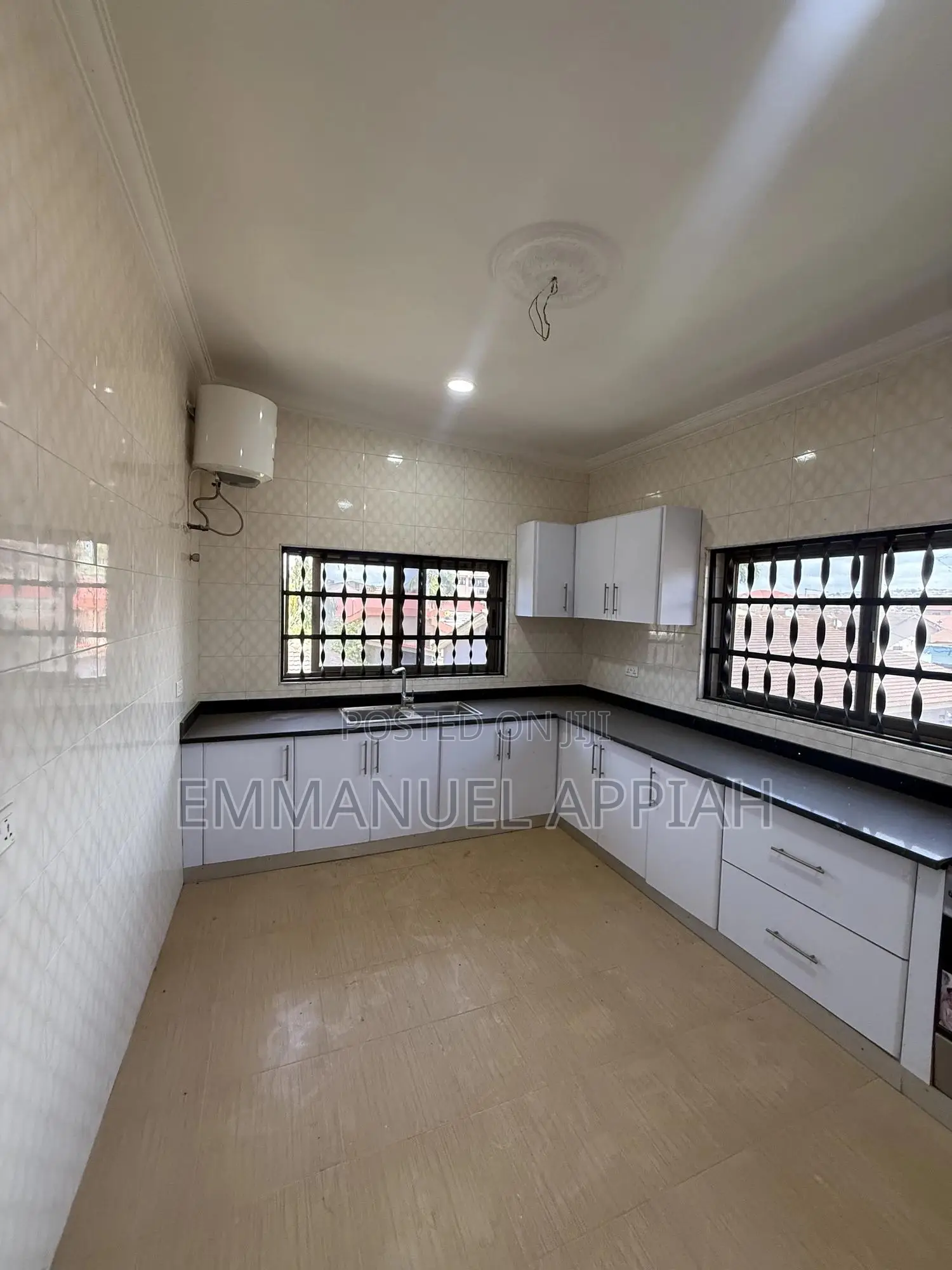 5bdrm House in Old Barrier Scc, Accra Metropolitan for sale