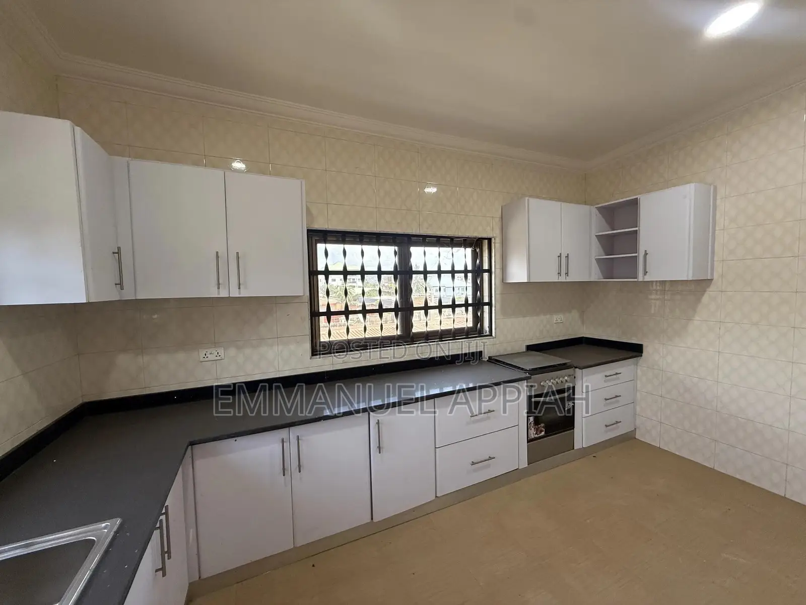 5bdrm House in Old Barrier Scc, Accra Metropolitan for sale