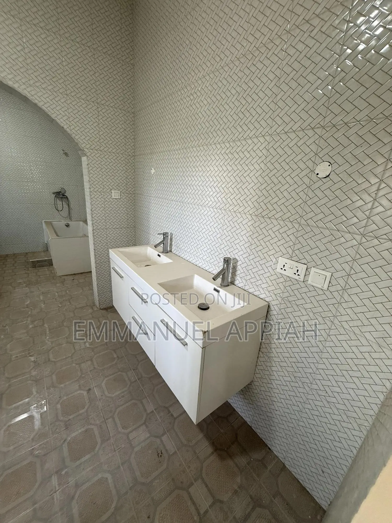 5bdrm House in Old Barrier Scc, Accra Metropolitan for sale