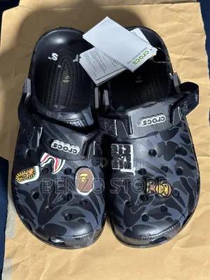 Durable Pattern Crocs Clogs Comfortable Fit Size 40-45 Black Color