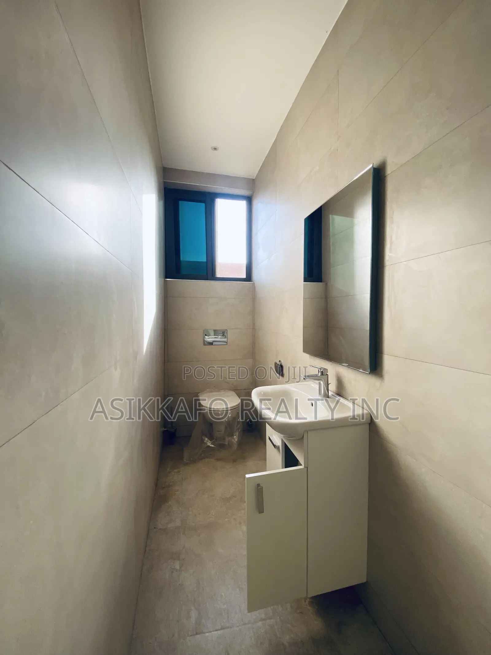 4bdrm Penthouse in East Airport, Tseaddo for rent