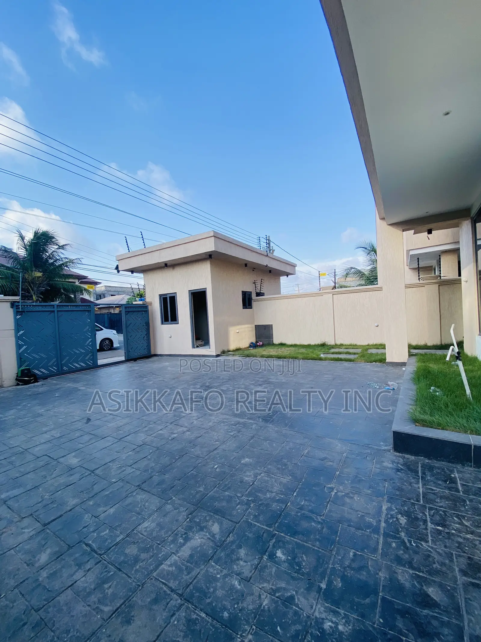 4bdrm Penthouse in East Airport, Tseaddo for rent