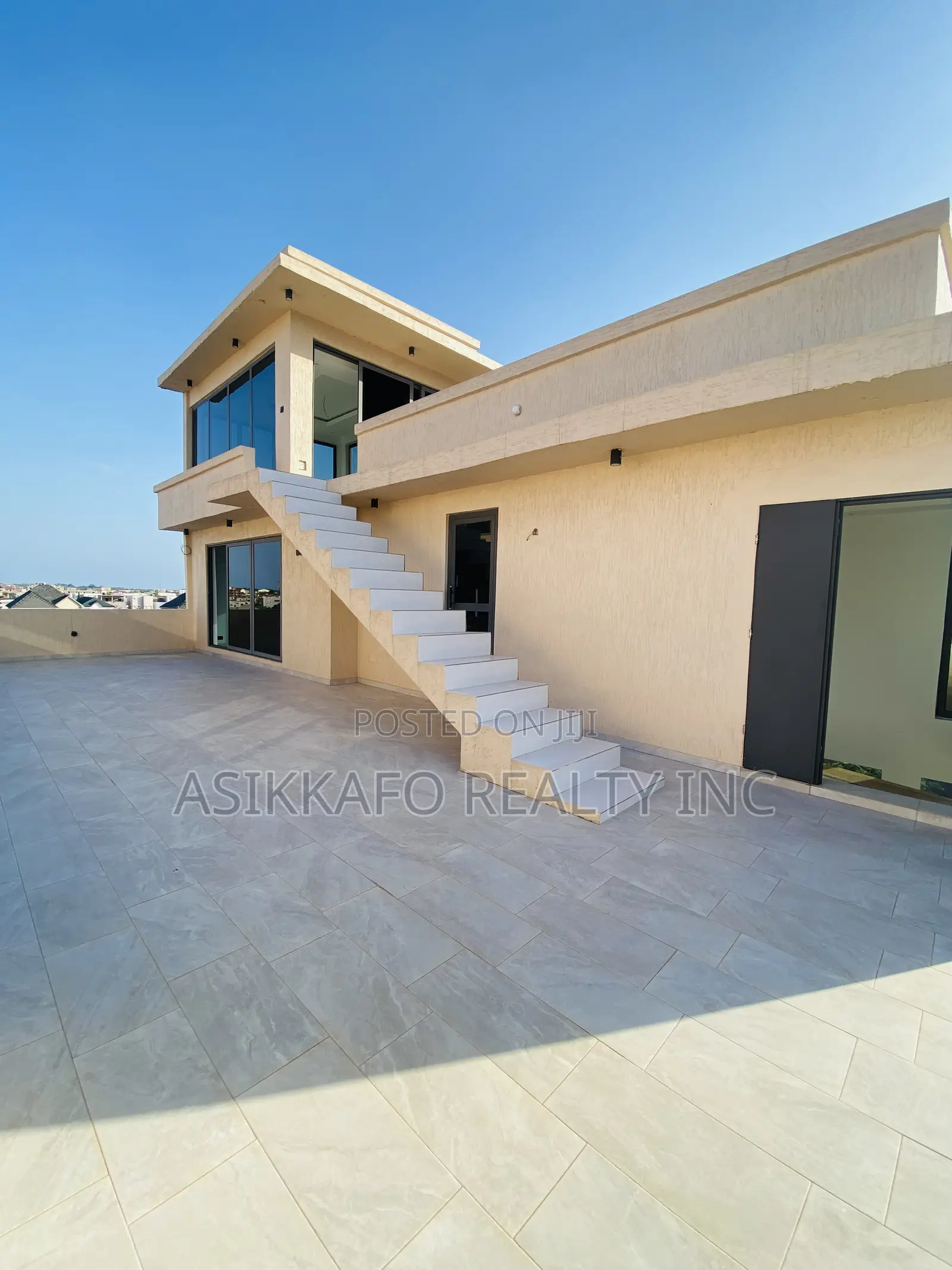 4bdrm Penthouse in East Airport, Tseaddo for rent