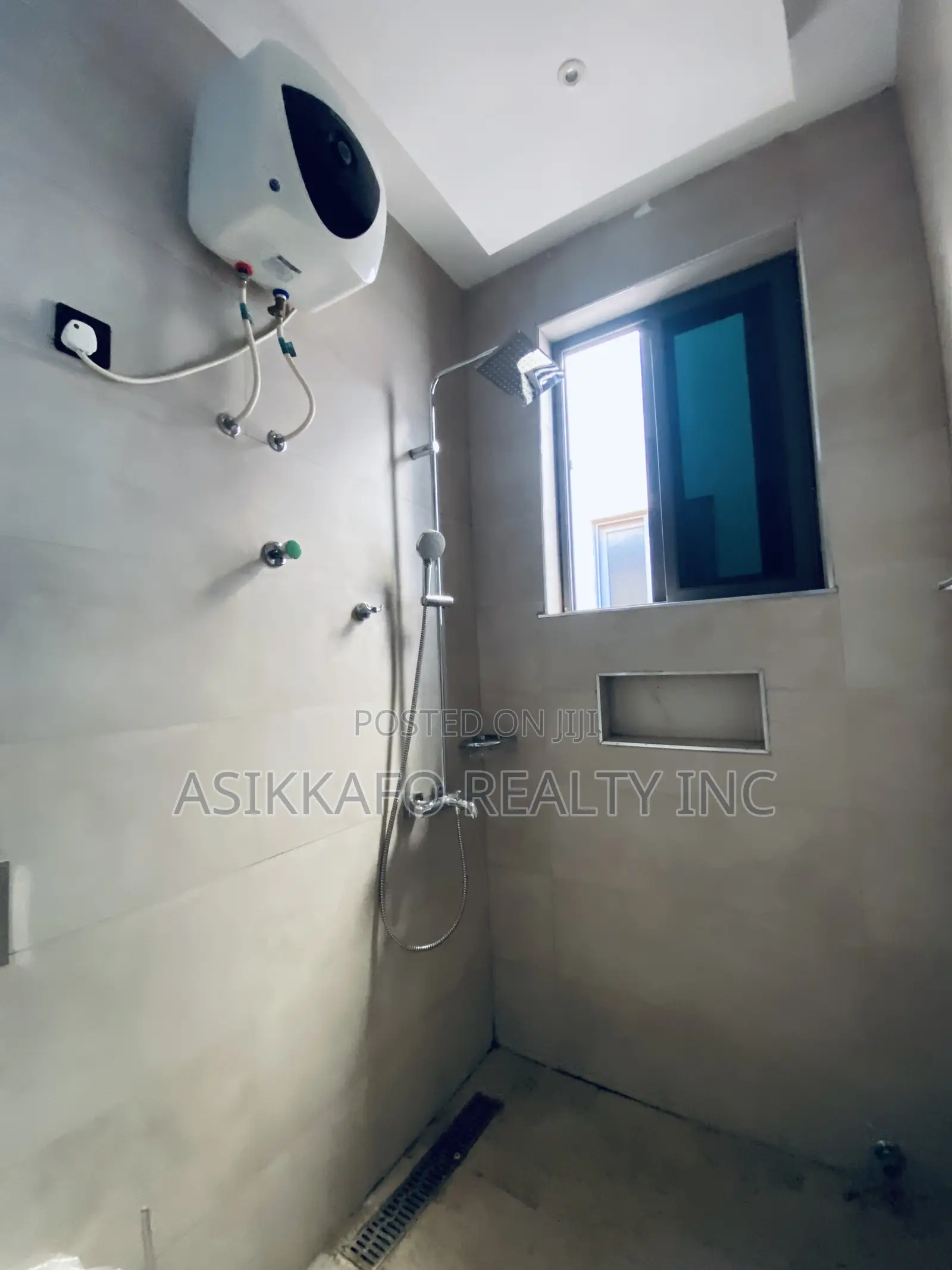 4bdrm Penthouse in East Airport, Tseaddo for rent