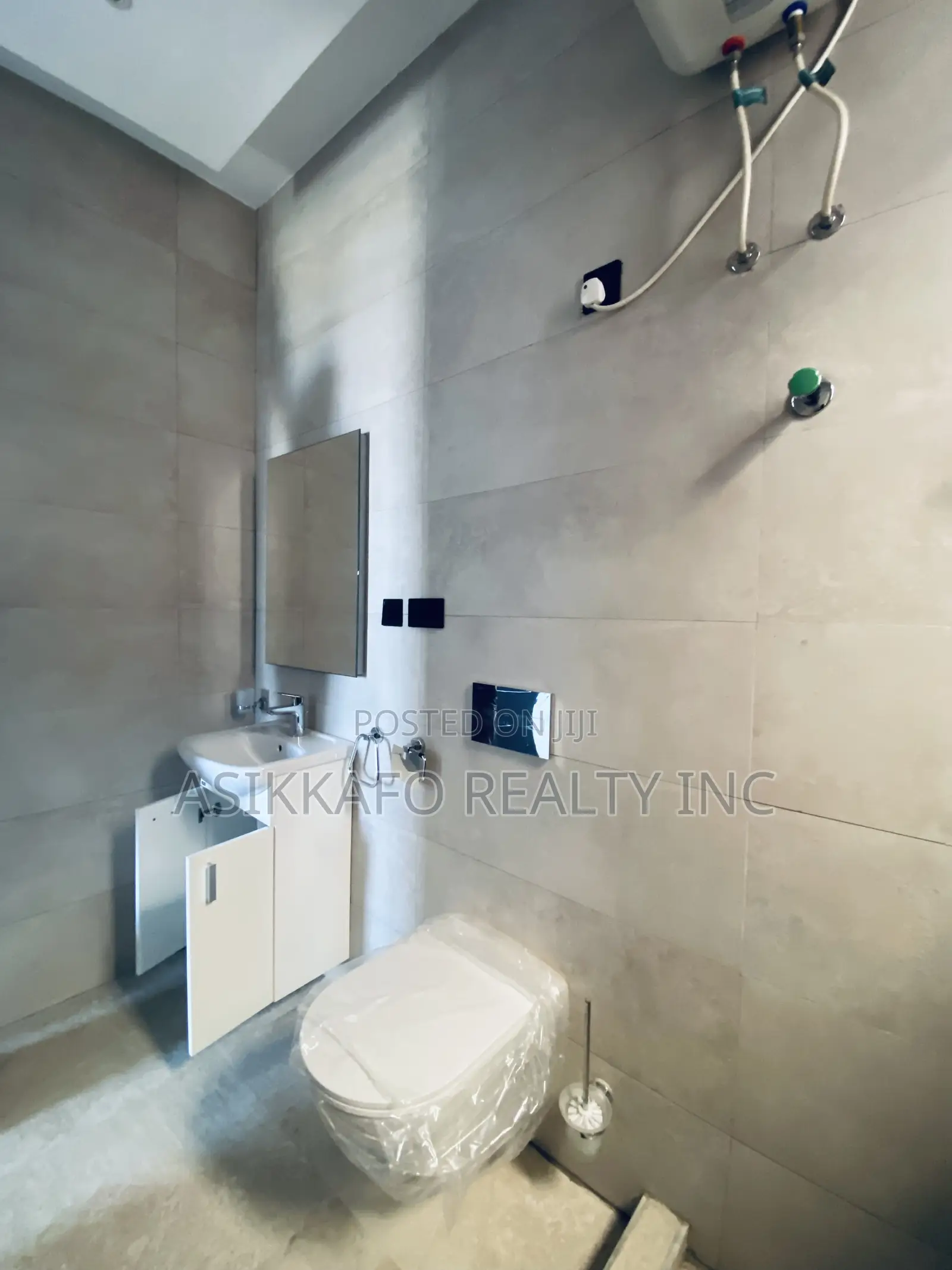 4bdrm Penthouse in East Airport, Tseaddo for rent