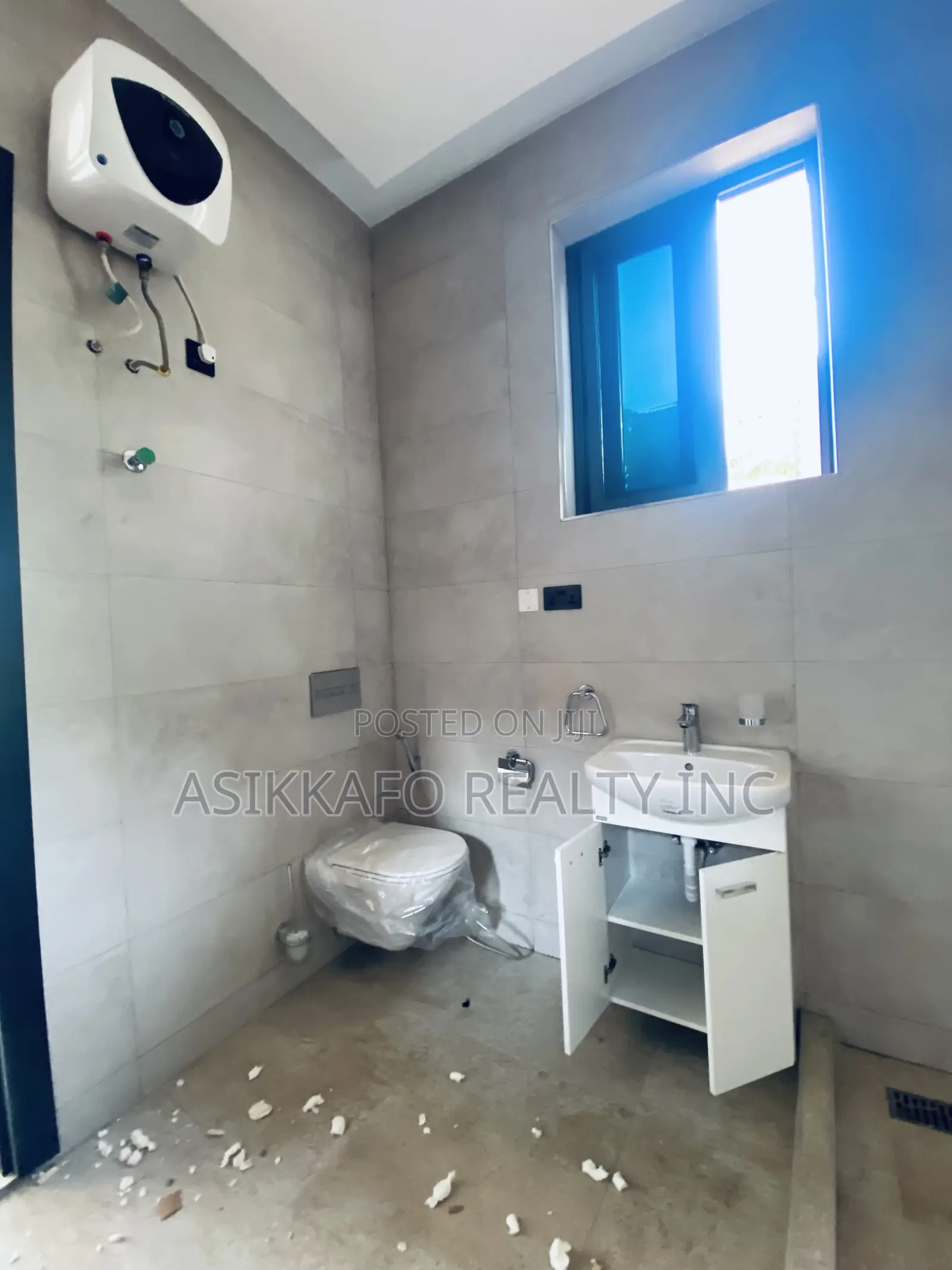 4bdrm Penthouse in East Airport, Tseaddo for rent