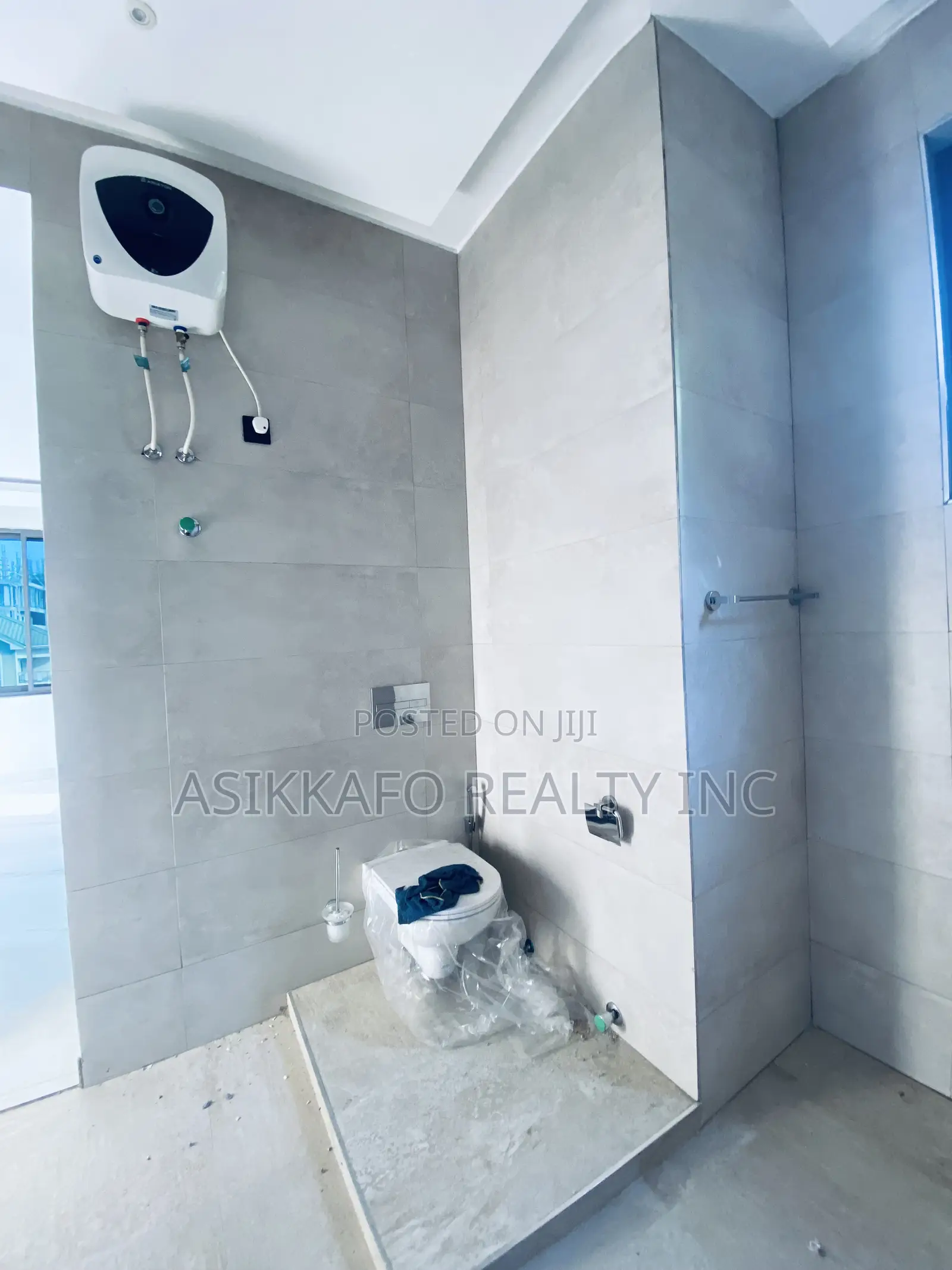 4bdrm Penthouse in East Airport, Tseaddo for rent