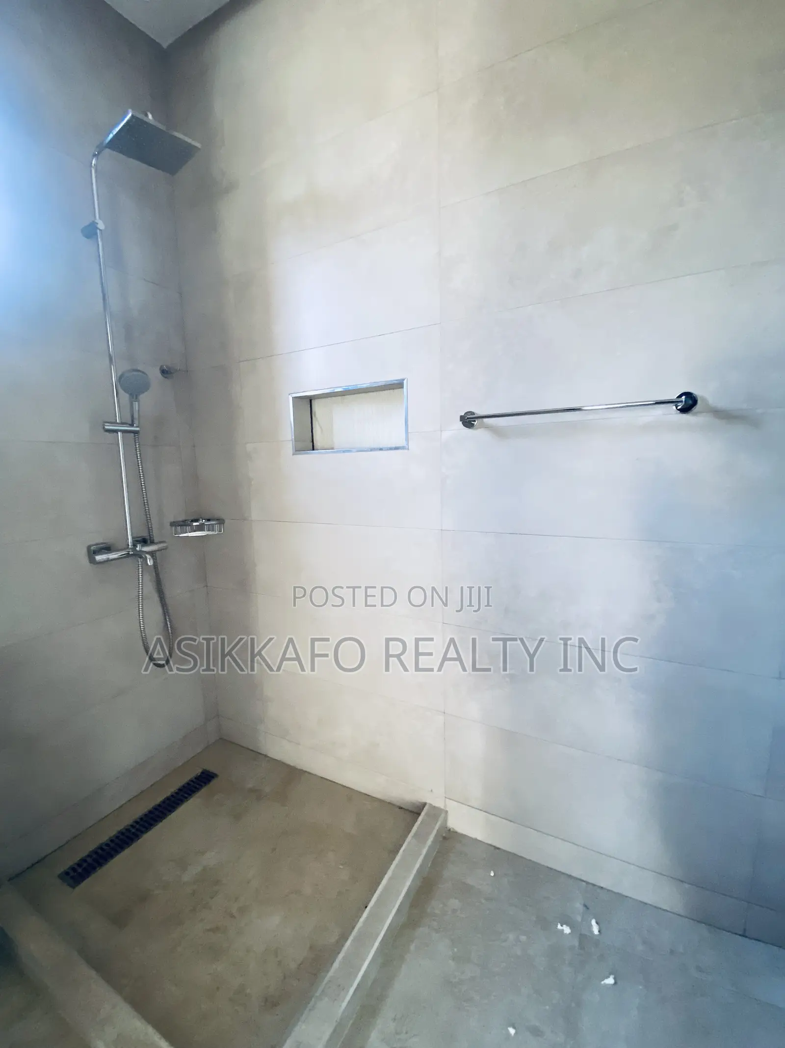 4bdrm Penthouse in East Airport, Tseaddo for rent