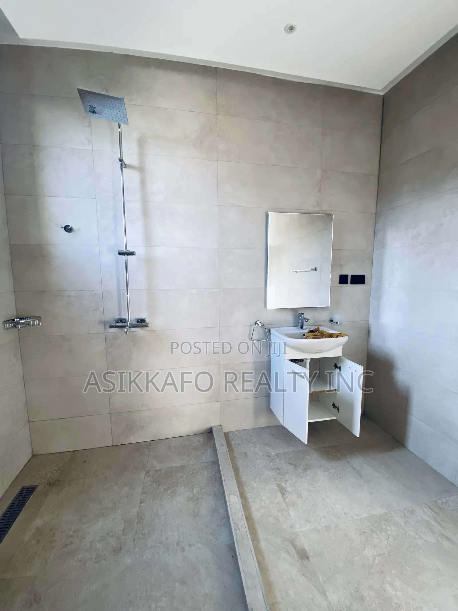 4bdrm Penthouse in East Airport, Tseaddo for rent