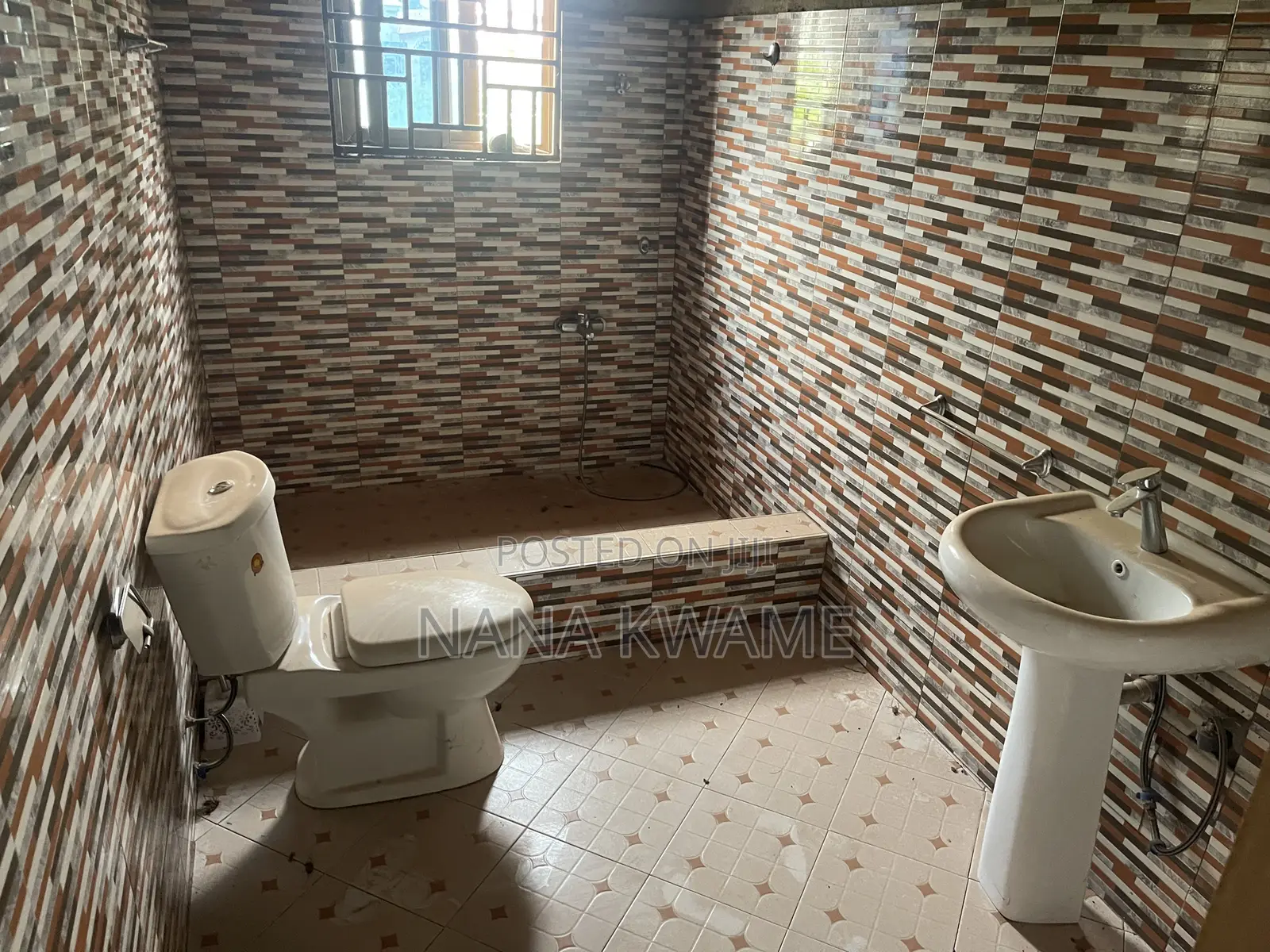 7bdrm House in Richmoni Estate, Atwima Kwanwoma for sale