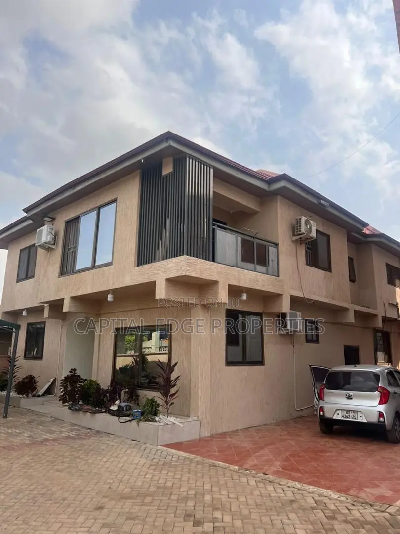 11bdrm Villa in Lakeside Community 8 for sale