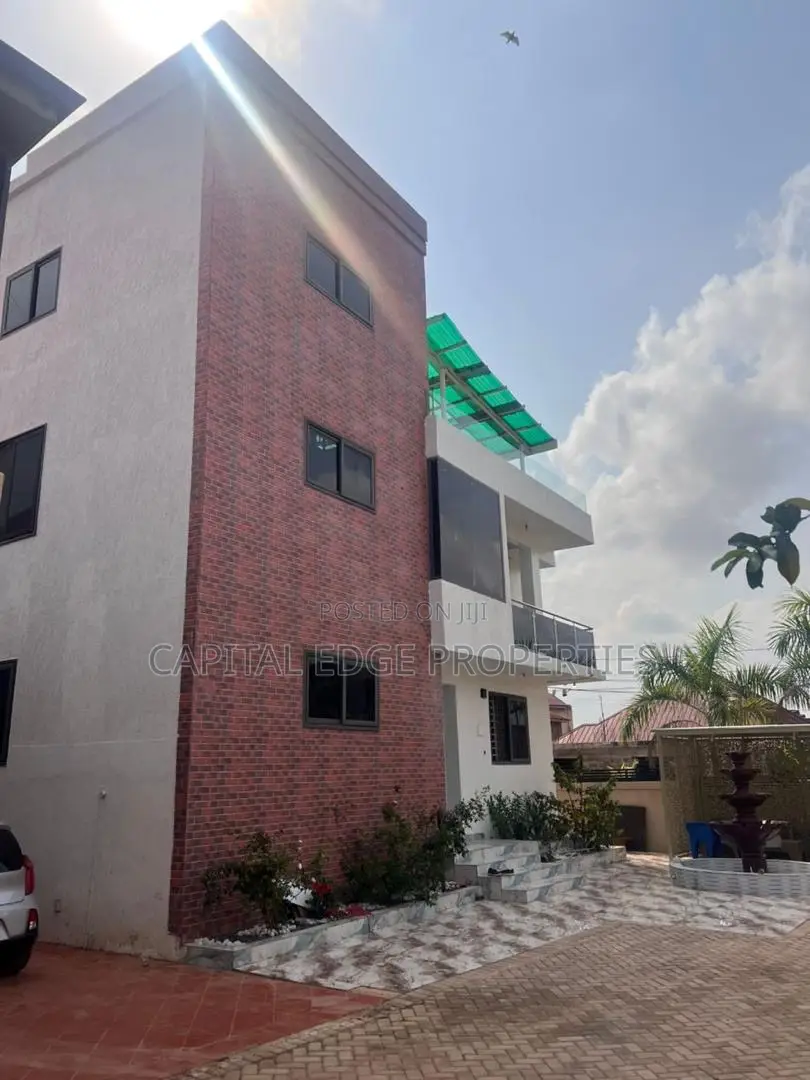 11bdrm Villa in Lakeside Community 8 for sale
