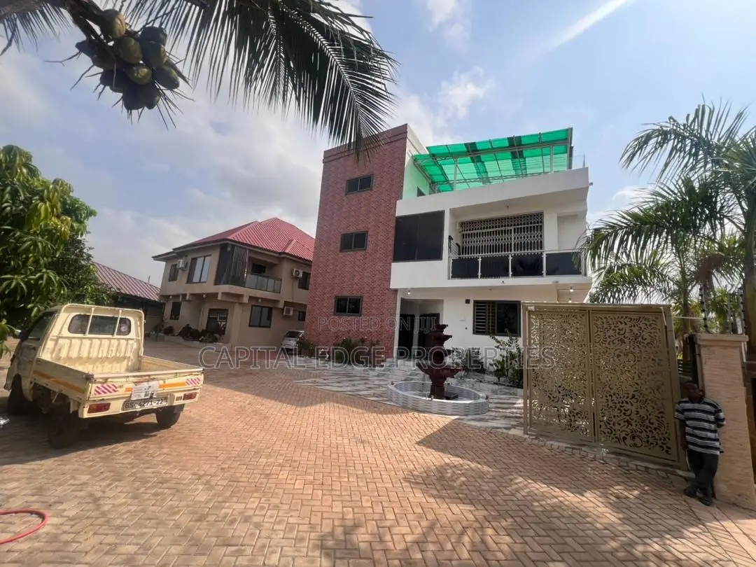 11bdrm Villa in Lakeside Community 8 for sale