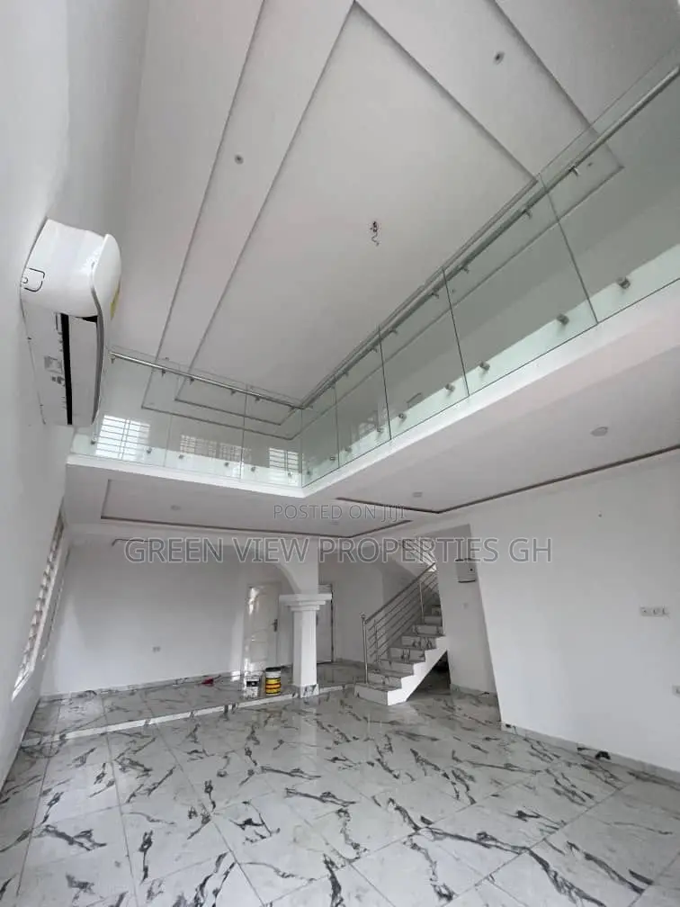 4bdrm Duplex in Lake Side Estate for rent