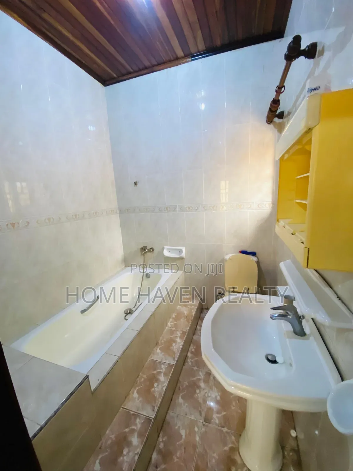 5bdrm House in Achimota Petroleum, Mile 7 for rent