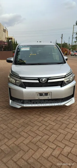 Toyota Voxy 2016 Silver