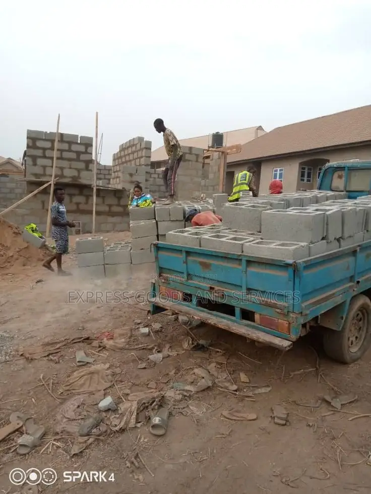 Constructions Artisans Available for Hire