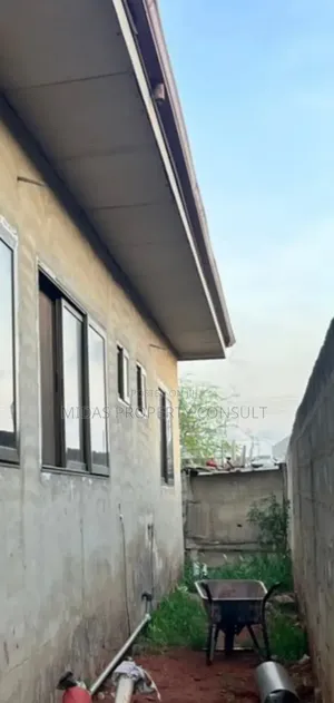 3bdrm House in Mataheko, Afienya for sale