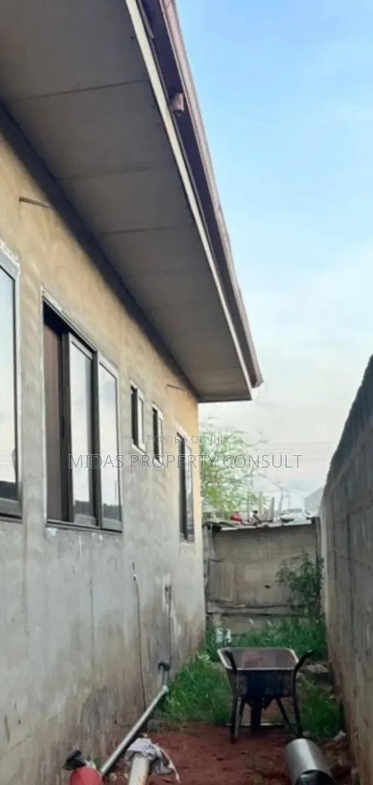 3bdrm House in Mataheko, Afienya for sale