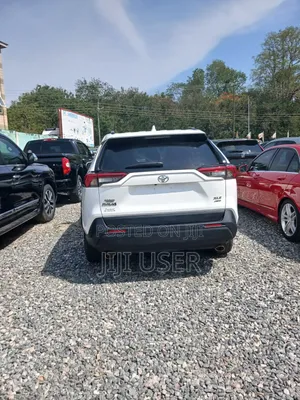 Toyota RAV4 XLE 2022 White