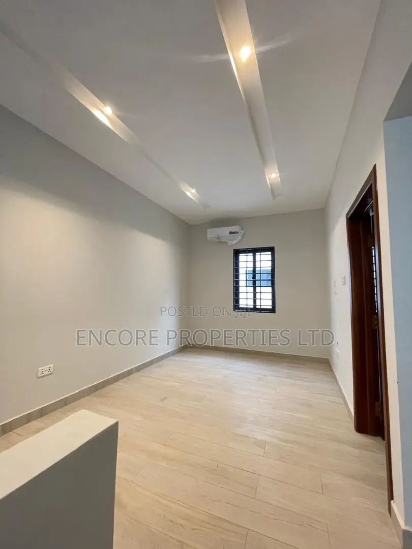 4bdrm Apartment in Oyarifa for sale
