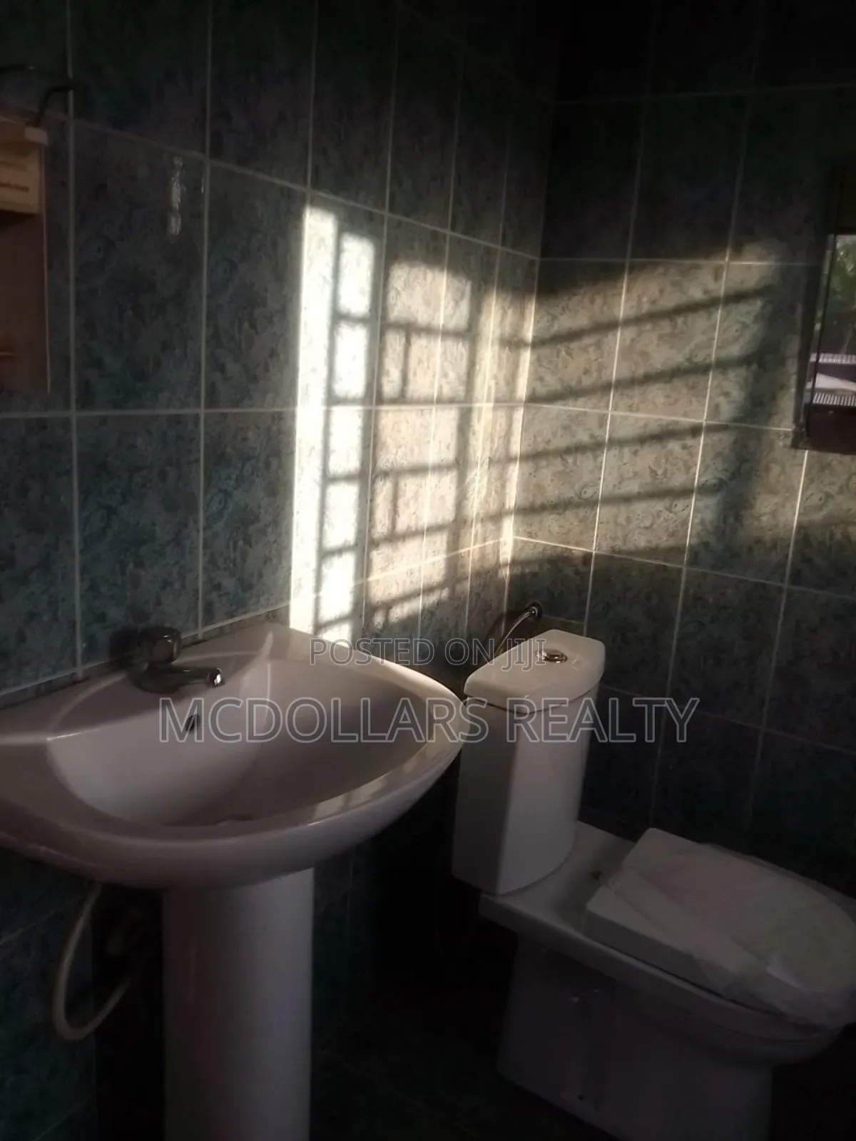 3 Bedroom Apartment for Rent, Roadside, Top, Can Go for Office