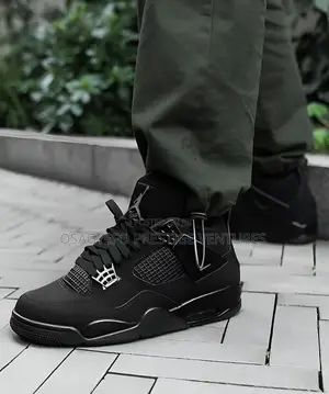 Air Jordan 4 Retro “Black Cat”.