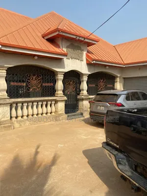 9bdrm House in Kumasi Metropolitan for sale