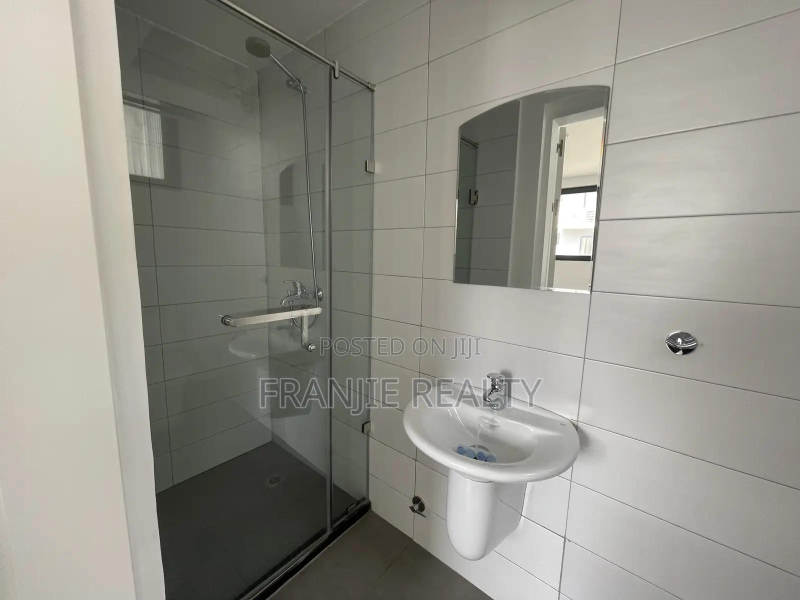 4bdrm Townhouse / Terrace in Franjie Realty, Tseaddo for rent