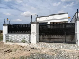 Luxurious 3 Bedroom House - Lakeside Com. 9