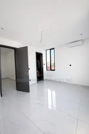 6bdrm Mansion in Adjiringanor, Adjiriganor for sale