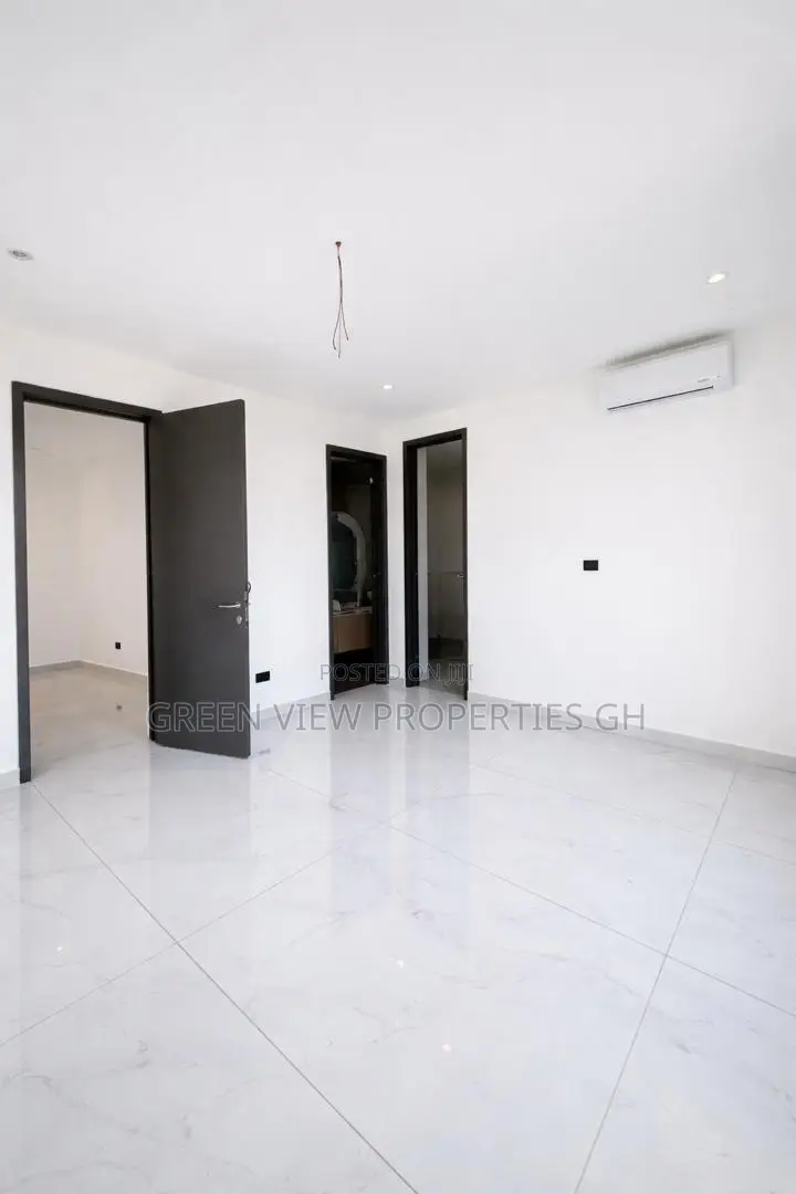 6bdrm Duplex in East Legon for sale