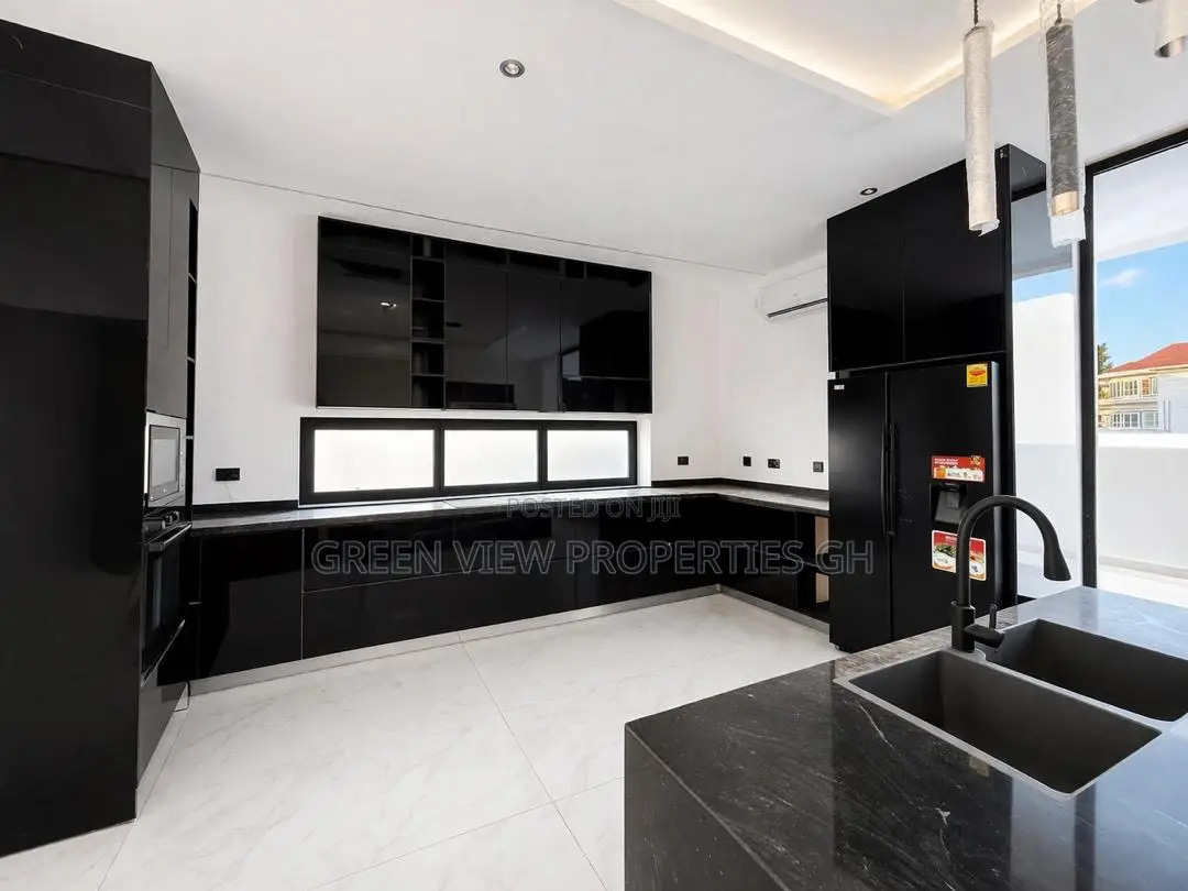 6bdrm Duplex in East Legon for sale