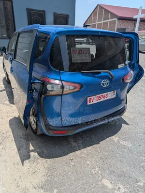 Toyota Sienta 1.5 Hybrid FWD (6-seater) 2016 Blue