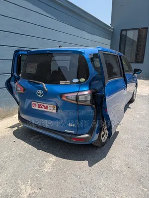 Toyota Sienta 1.5 Hybrid FWD (6-seater) 2016 Blue