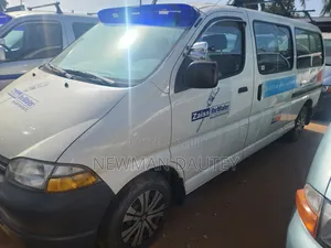 Toyota HiAce 2000 White
