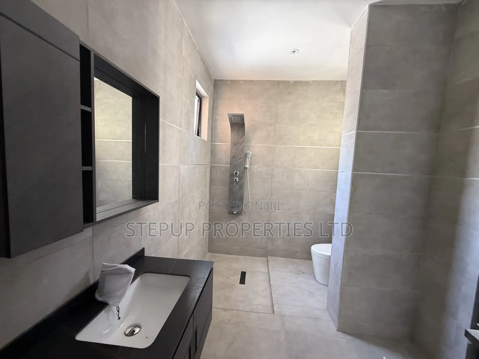 5bdrm Townhouse/Terrace in East Legon Hills for sale