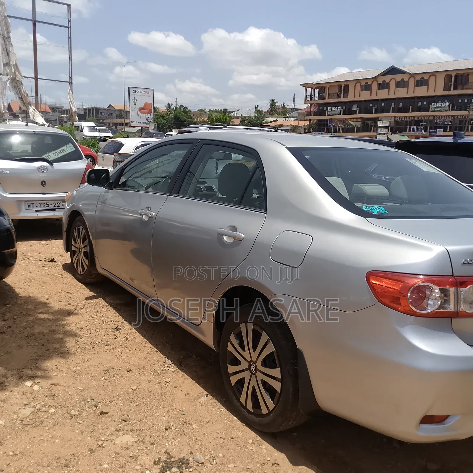 Toyota Corolla LE 4dr Sedan (1.8L 4cyl 4A) 2012 Silver