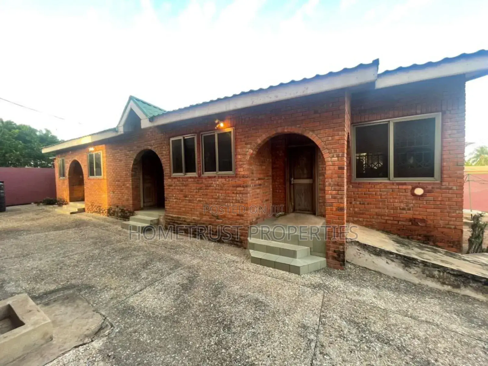 7bdrm Mansion in Kwabenya Acp for sale